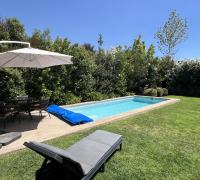 AMPLIO JARDÍN CON PISCINA