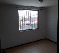 Dormitorio A, ubicado en segundo piso con vista norte (calle), cuenta con un pequeño closet.