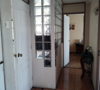 cubos de vidrios complementando la pared para dar luz al interior del departamento.