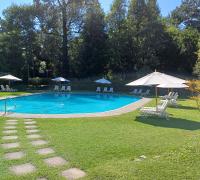 Piscina con quitasol y reposeras