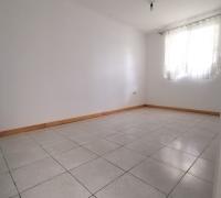 Vista desde fuera con reja alta y malla se seguridad abajo 