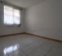 Vista desde fuera con reja alta y malla se seguridad abajo 