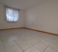 Vista desde fuera con reja alta y malla se seguridad abajo 