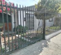 Vista desde fuera con reja alta y malla se seguridad abajo 