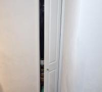 Repisas con puerta en pasillo interior