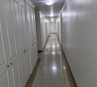Pasillo y puerta de servicios y medidores piso 5