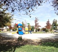 Juegos infantiles dentro del recinto.