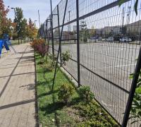 Cancha básquetbol y baby fútbol dentro del recinto.