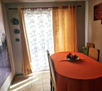 Comedor con mucha luz natural.