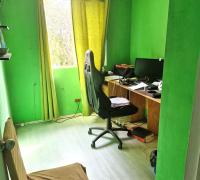 Un dormitorio adaptado como oficina piso 2.