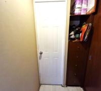 Acceso al baño anexado a dormitorio principal.
