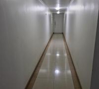 Pasillo de acceso al departamento en piso 5