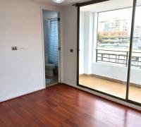 Dormitorio matrimonial y acceso a baño