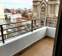 Balcón con vista panorámica, se aprecia la calle Manuel Montt  y la Parroquia Jesús Nazareno