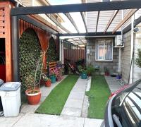 Cobertizo a un costado de la vivienda.