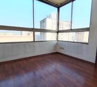 Dormitorio principal con buena iluminación y vista