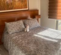 Dormitorio matrimonial con cama 2 plazas en su interior Swift de baño, closet, ropa de cama con salida al balcon