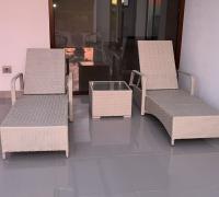cómodo quincho y terraza con reposeras