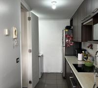 Amplia cocina full equipada, cerrada e independiente, con luz y ventilación natural. Conexión a lavadora