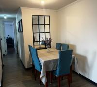 Buen espacio para comedor. Incluye espejos en pared.
