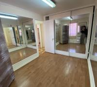Dormitorio con espejos 