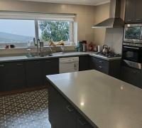 Amplia cocina, equipada y amoblada