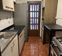 Cocina con vista hacia el interior de la propiedad, acceso al comedor