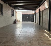 Acceso para automóviles muy reservado, protegido y cubierto