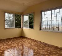  “Ambiente luminoso en el segundo piso, con amplios ventanales y vista parcial al sector costero de Playa Chica, ideal para adaptarlo como dormitorio o sala con proyección.”