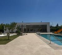 vista del jardin hacia la piscina y el quincho que se encuentra al fondo 