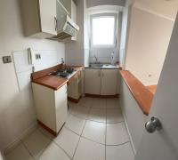 Cocina con ventana al living