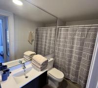 baño ubicado en pasillo 