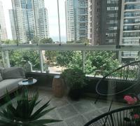 Terraza del departamento con vista despejada, mostrando el espacio exterior y la luminosidad del entorno.