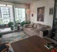 “Living del departamento con buena iluminación natural y salida hacia la terraza con vista despejada.