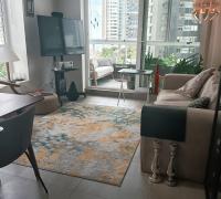 Living del departamento con iluminación natural, mostrando un espacio amplio y conectado visualmente con la terraza.