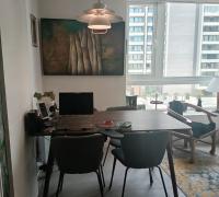 Comedor del departamento con buena iluminación natural, mostrando un espacio acogedor junto al living