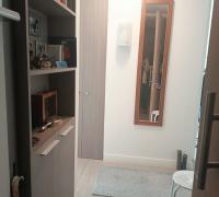 Entrada del departamento que muestra el acceso principal y un espacio de recepción ordenado con mueble incorporado”