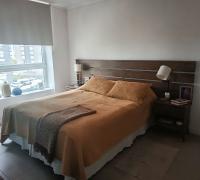 Dormitorio principal del departamento, iluminado naturalmente y con espacio suficiente para cama y mobiliario.