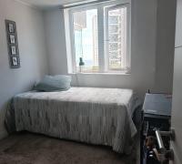 “Segundo dormitorio del departamento con ventana que aporta buena iluminación natural y espacio para una cama de dos plazas.