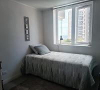 Segundo dormitorio del departamento, con espacio suficiente para una cama de dos plazas y buena iluminación natural.