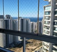 Terraza equipada con cierre de vista libre, permitiendo climatizar el ambiente sin sacrificar la vista al mar, y malla de seguridad instalada para total tranquilidad.