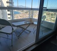 Al fondo, la vista es espectacular: se reconoce claramente la curva de la Playa Amarilla y el contraste urbano de Concón.