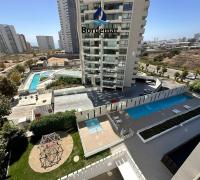 Piscina de Nado: Espacio ideal para el entrenamiento deportivo o el relajo, con un diseño moderno y mantenimiento impecable.