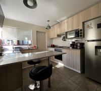 cocina amplia amoblada y equipada 