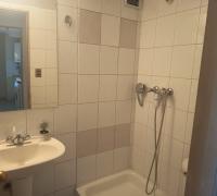 Baño principal en suite con tina, recién acondicionado y reluciente. Un espacio luminoso y con limpieza profunda, ideal para el descanso privado dentro del dormitorio principal.