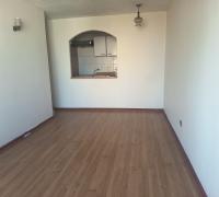 Living-comedor excepcionalmente amplio y luminoso, potenciado por paredes recién pintadas y limpieza profunda. Un ambiente fresco y despejado, ideal para configurar tus espacios con total libertad.