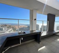 Espectacular salón de eventos con vista panorámica: un espacio elegante y vidriado diseñado para celebraciones con el mejor horizonte de fondo