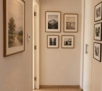 Pasillo hacia la habitación principal con un generoso closet que aumenta la capacidad de almacenamiento. 