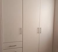 Sólido closet dentro de la habitación intermedia