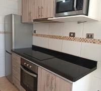 CCocina diseñada para tener la mejor distribución de su mobiliario. Con estufa eléctrica incluída.